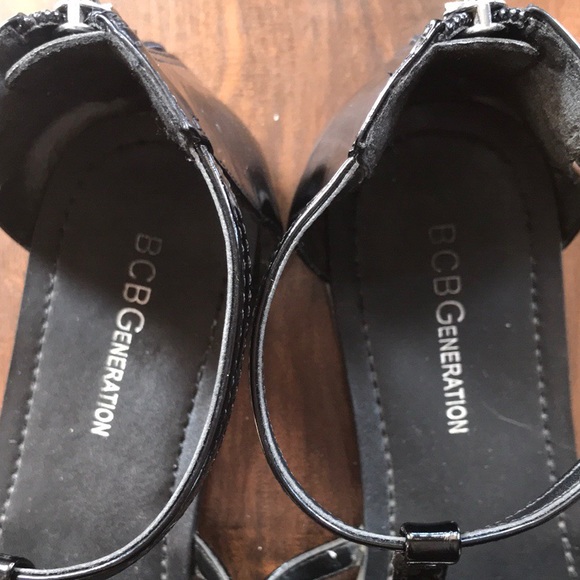 ✨BCBG✨ BLACK PATENT GLADIATOR SANDALS - Picture 7 of 8